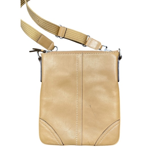 Coach Tan Crossbody Bag with Structured Design and Gold Hardware - Picture 4 of 8